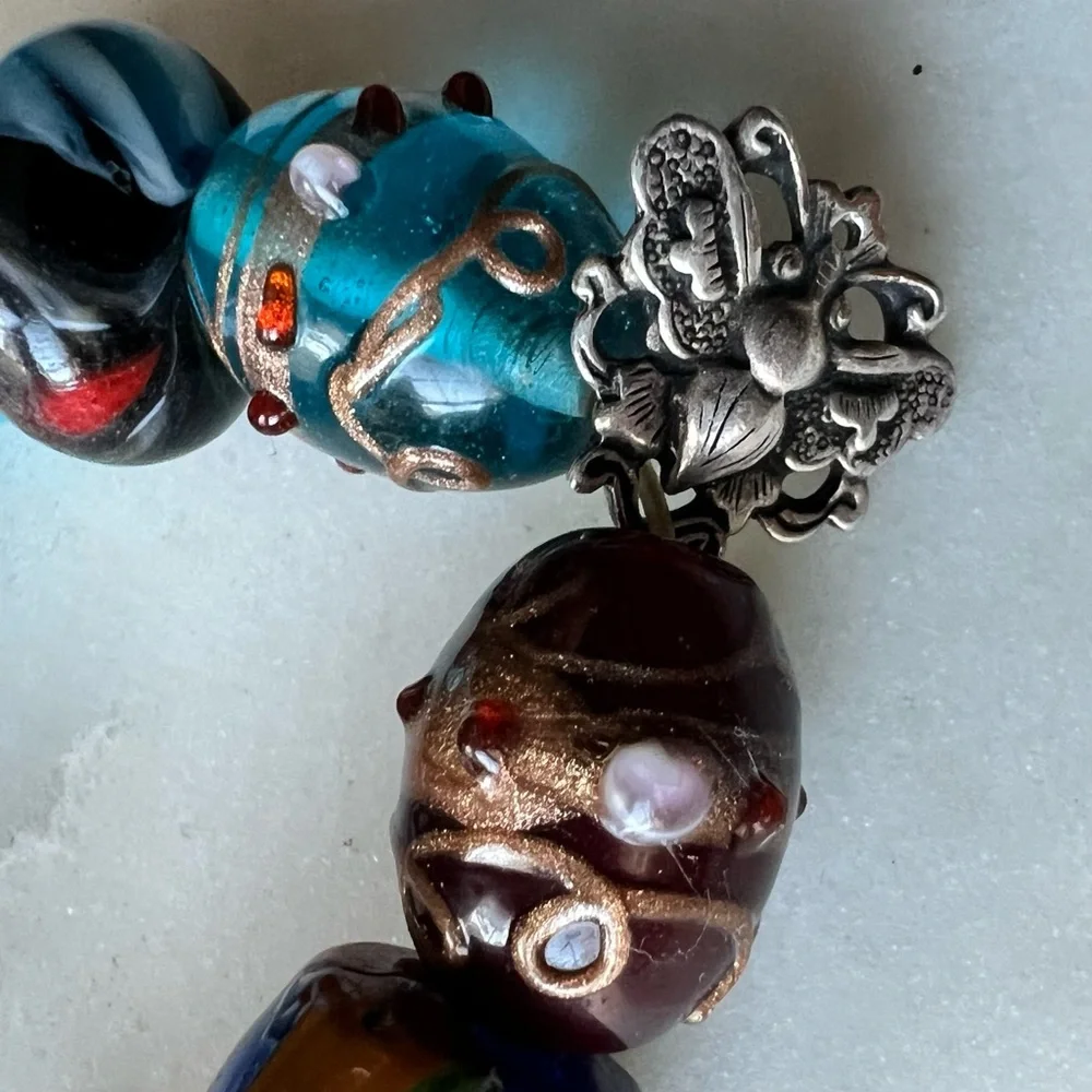 Vibrant GLASS BEAD Artisan Multicolor STRETCH BRACELET w Silvertone Metal Charms - Picture 5 of 9